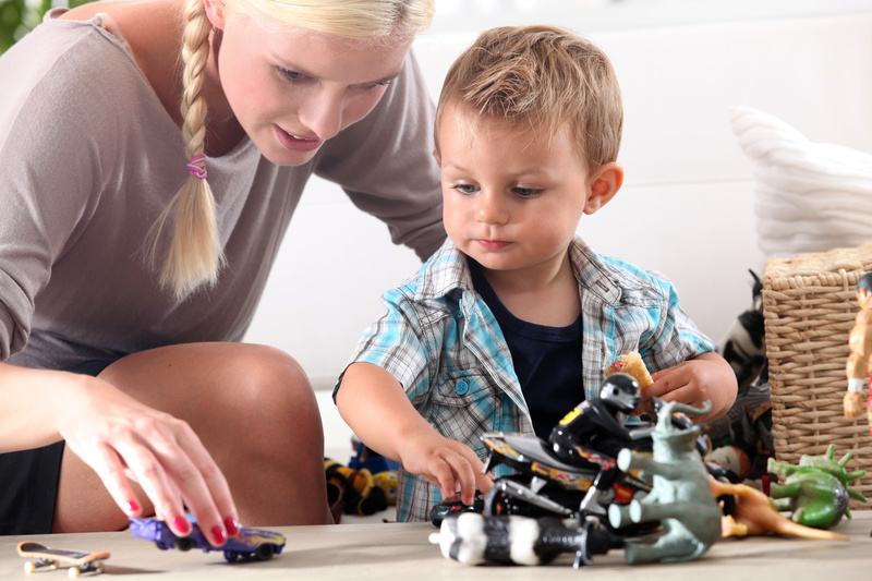 Babysitter qui joue avec un enfant